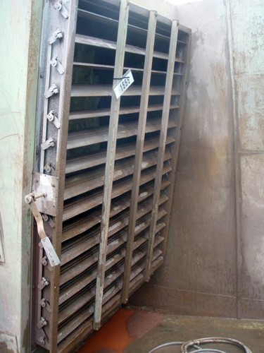 Extractor wall for coating with pump